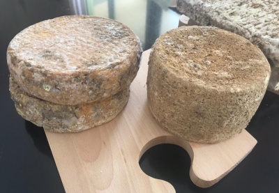 La Taessina - Formaggio a pasta cruda Ottenuto da latte di capra  CRUDO intero  Utilizzo di fermenti lattici Stagionatura nella miniera di Dossena per minimo 30 giorni