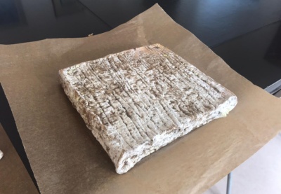 Ol Galet - Formaggio a pasta cruda Ottenuto da latte di vacca CRUDO intero Utilizzo di fermenti lattici Stagionato nella miniera di Dossena per minimo 30  giorni